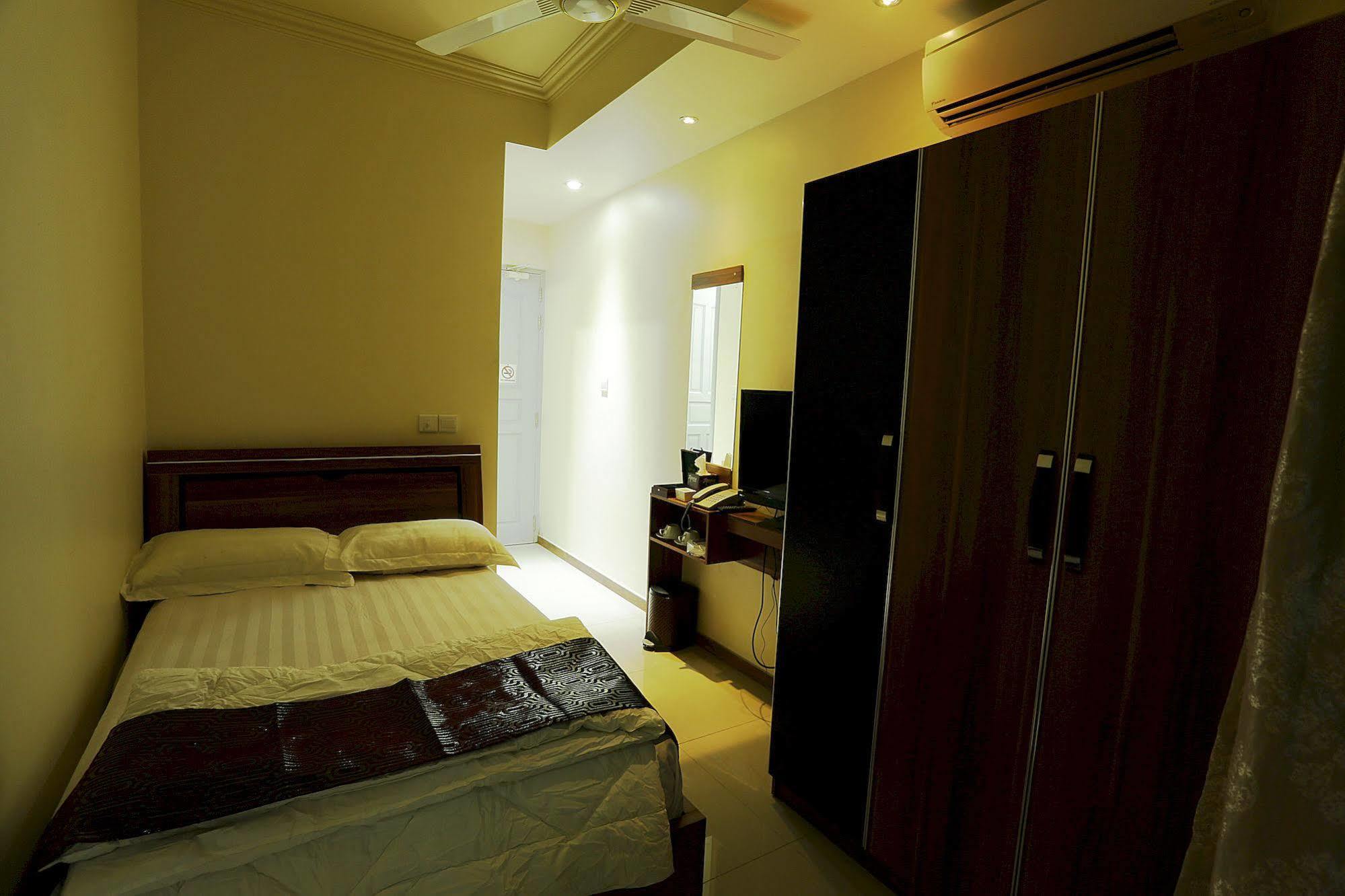 Hotel Surfview Raalhugandu à Malé Extérieur photo